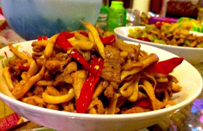 草菇炒肉的做法