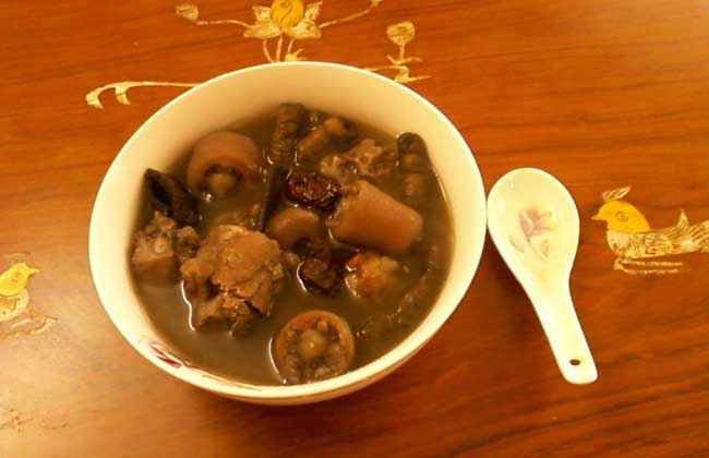 续断杜仲煲猪尾