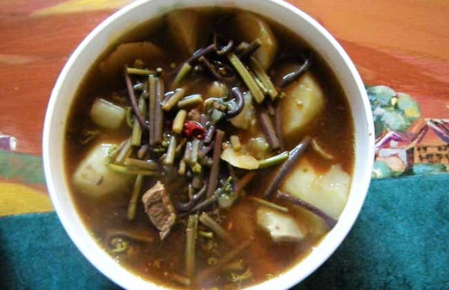 蕨菜炖土豆