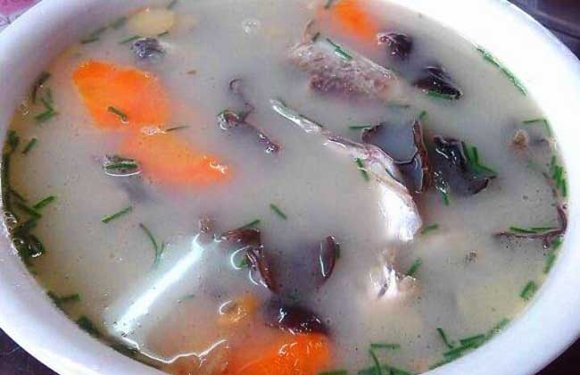 木耳鲫鱼汤