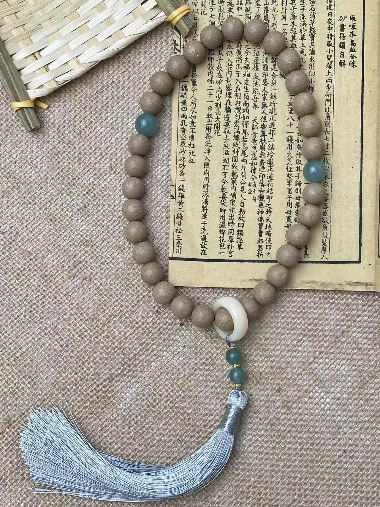 龙涎香银灰流苏手持