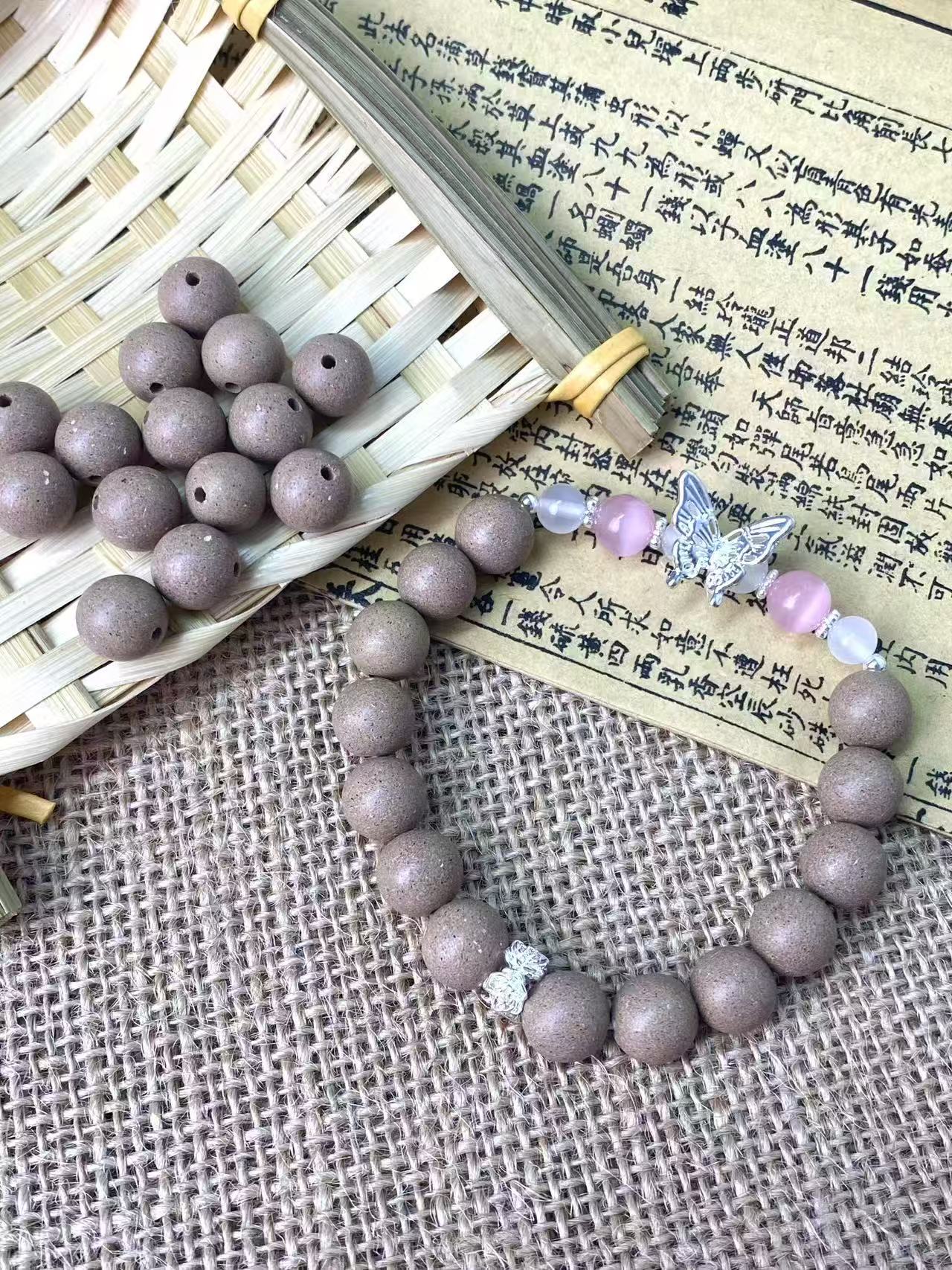 龙涎香珠衬饰银蝴蝶手链