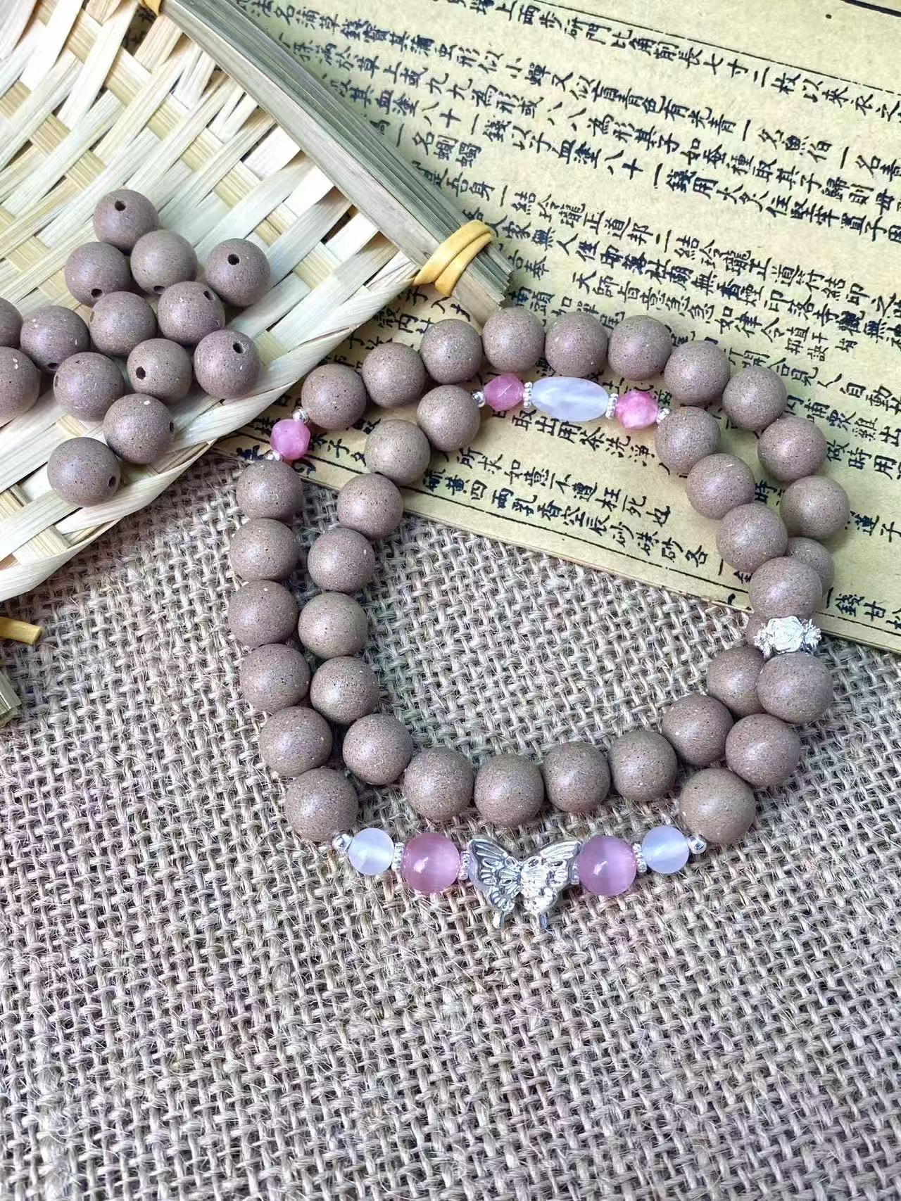 龙涎香珠衬饰银蝴蝶长手链