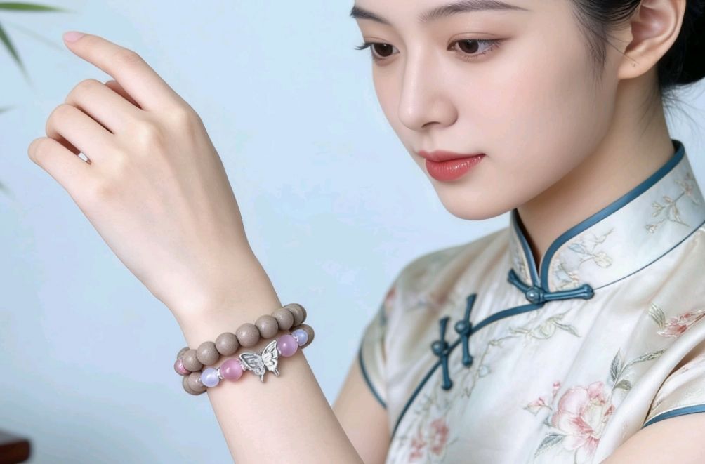 龙涎香珠衬饰银蝴蝶长手链