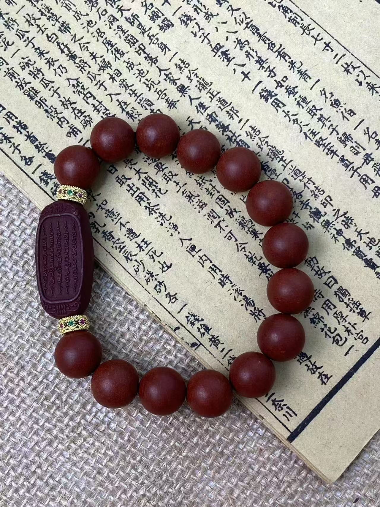 花蕊夫人圆珠衬经文香牌手链