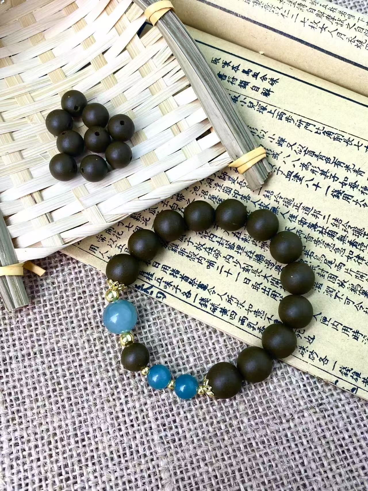 龙井绿茶间蓝色圆珠手链