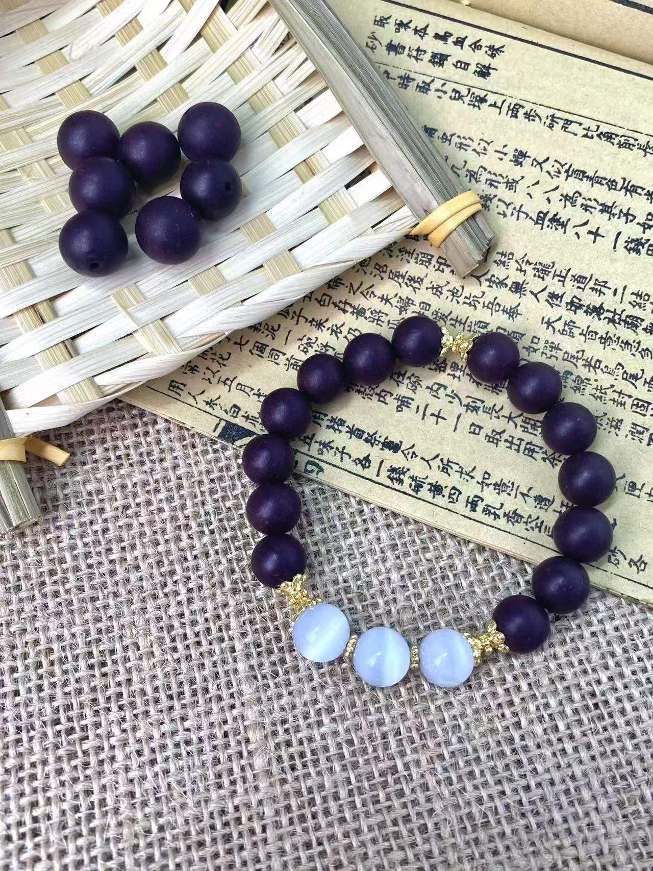 墨红玫瑰衬冰玉手链