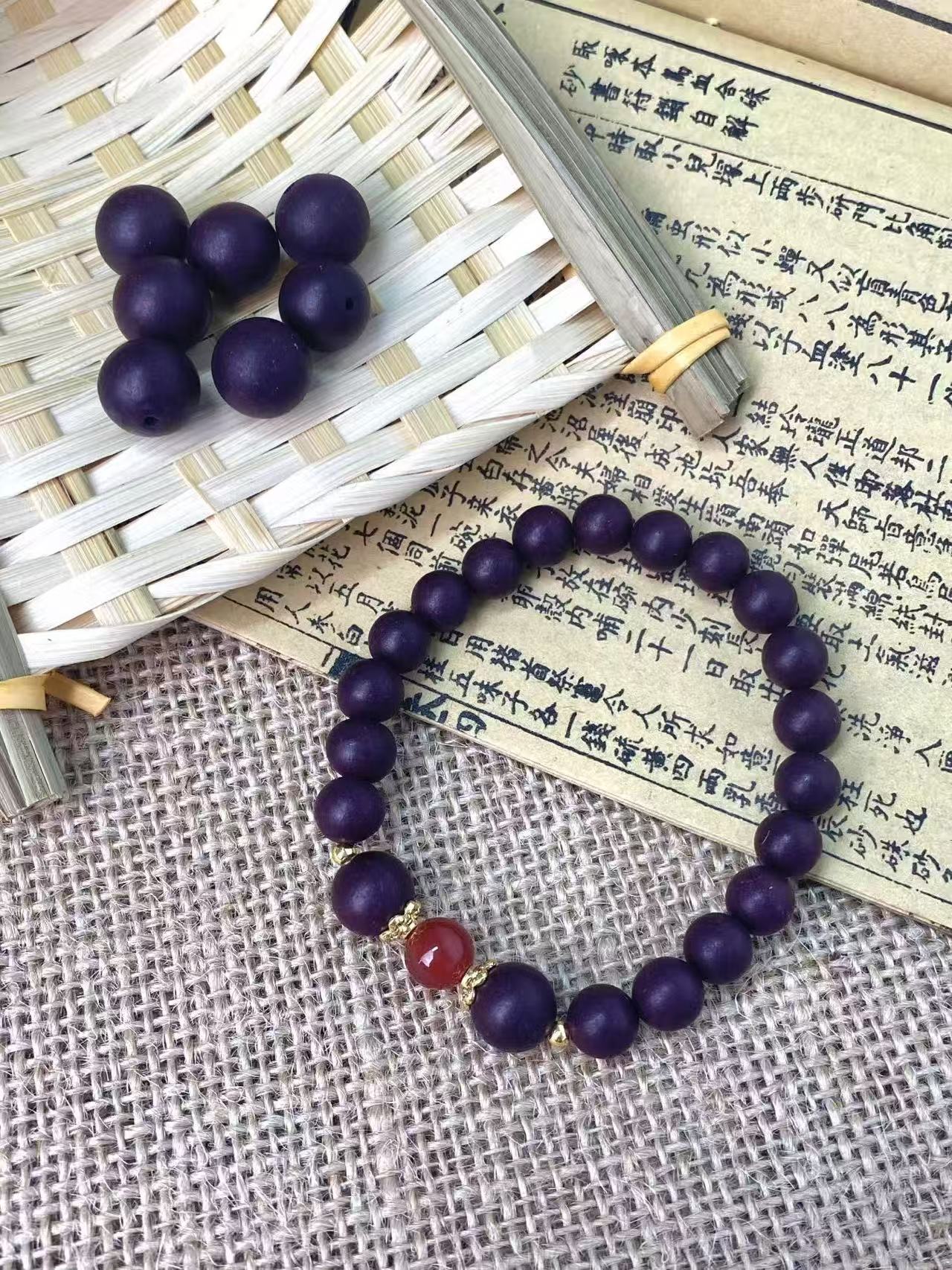 墨红玫瑰衬南红手链