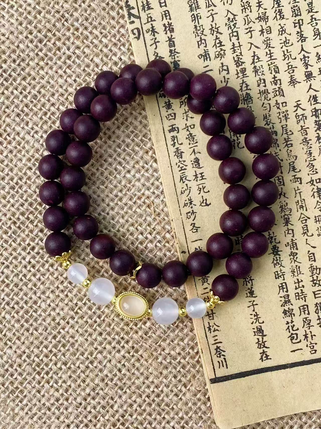 墨红玫瑰衬冰玉长手链