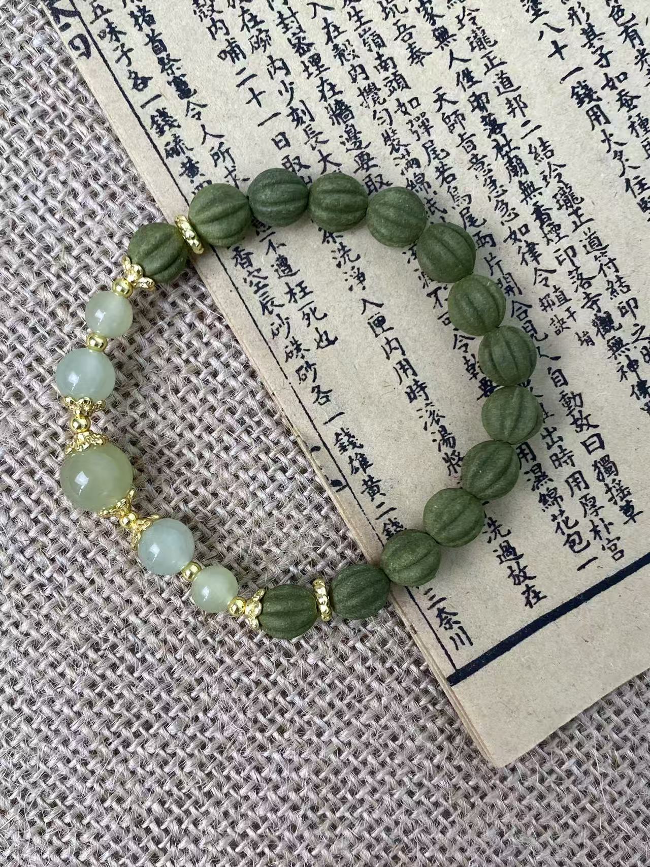 茉莉绿茶瓜珠衬浅绿圆珠手链