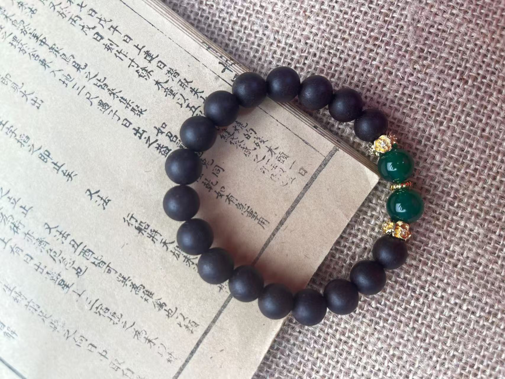 银豪玄镜圆珠衬绿翡翠手链